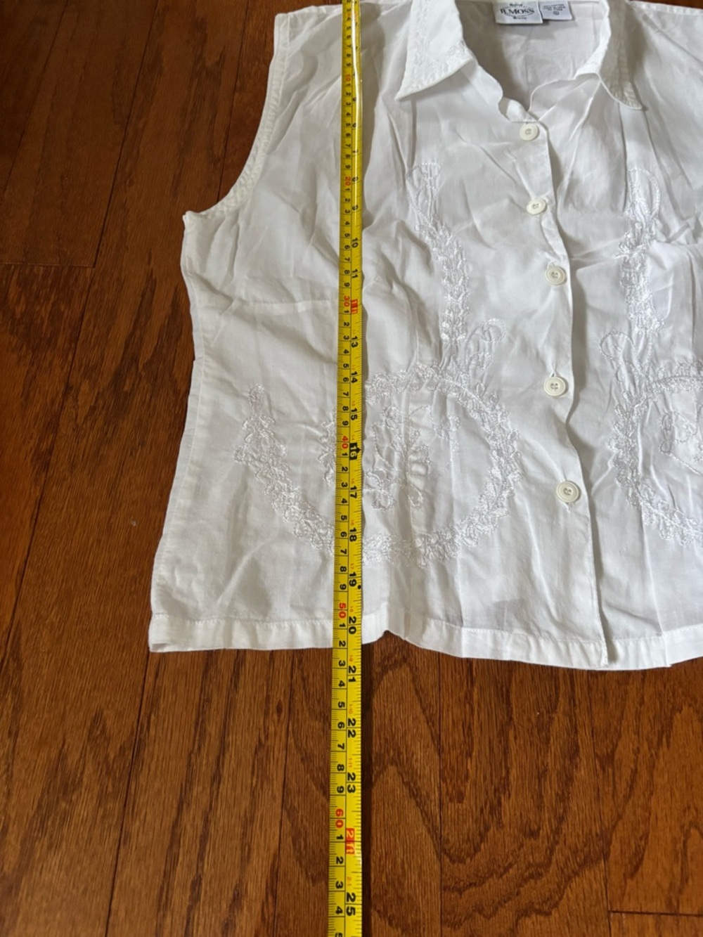 B. Moss White Sleeveless Embroidered Button-Up Blouse - Picture 6 of 11